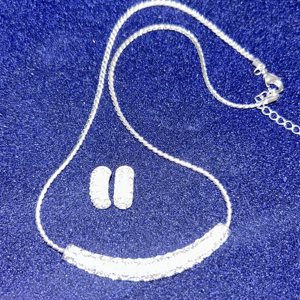 Vintage
Necklace length: 16 Inches
Adjustable length